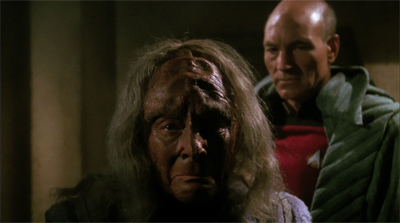 Picard wears a sneaky robe, (Kah)lest he be discovered here...