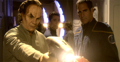 Cutting a narrative lacuna.